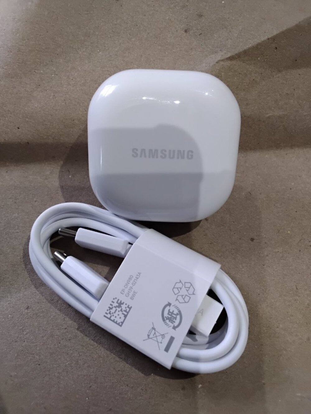 Samsung Galaxy Earbuds with Charging Case USB - Picture 2 of 11